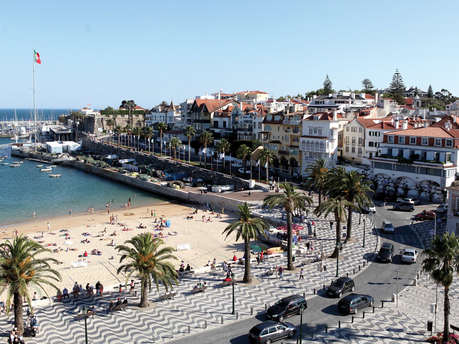 Baía e praia no centro de Cascais